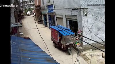 طفلة تتسبب في حادث دهس مروع (فيديو)