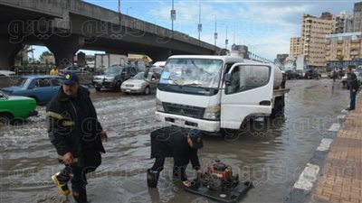 محافظ البحيرة يتفقد عمليات رفع مياه الأمطار من شوارع دمنهور