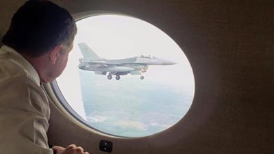 بالصور.. مقاتلات بلجيكية ترافق طائرة الملك عبد الله الثاني