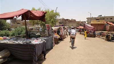 إزالة أكشاك شركات بوليصة التأمين والتعديات على الطريق في قنا