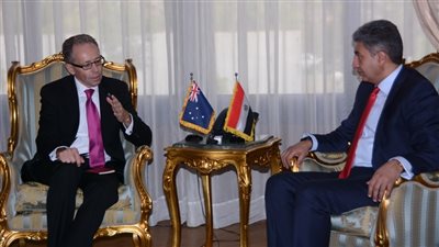 وزير الطيران يلتقي سفير أستراليا بالقاهرة لبحث دعم التعاون