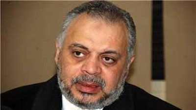 أشرف زكي يعلن الحداد على نور الشريف من داخل المسرح القومي