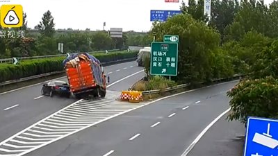 سيارة تتسبب في انقلاب شاحنة عملاقة (فيديو)