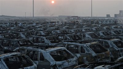 بالصور.. انفجار  يحرق 3 آلاف سيارة «فولكس فاجن» جديدة