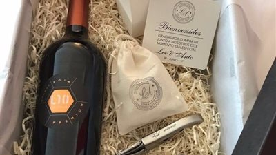 «زجاجة نبيذ» هدية زفاف ميسي للمدعوين