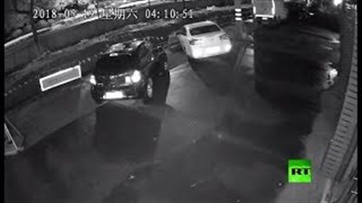 لحظة ابتلاع حفرة كبيرة 3 سيارات (فيديو)