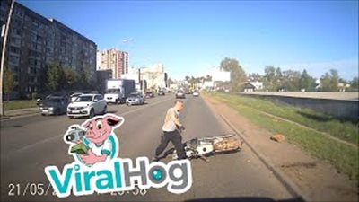 سائق دراجة نارية يترك الشارع ويعتلي الرصيف (فيديو)