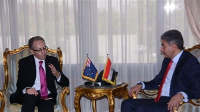 سفير أستراليا يشيد بدور وزير الطيران في أزمة الطائرة المخطوفة