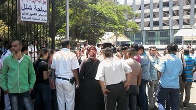 بالصور.. الأمن يقنع الباعة الجائلين بإلغاء مسيرتهم لدار القضاء