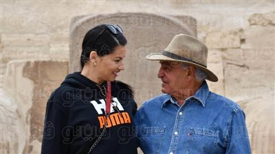 زاهي حواس يحكي أسرار الأهرامات وأبو الهول لأشهر مغني أسكتلندي وعارضة أزياء في العالم (صور)