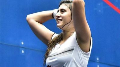 بالصور.. «نور الشربيني» تستجيب لطلب شاب بلعب مباراة «إسكواش» معها