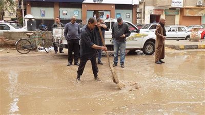 قيادات الدقهلية في الشوارع لسحب مياه الأمطار (صور)