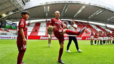 فيسيل كوبي الياباني يقدم «إنييستا» للجمهور (صور)