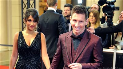 بعد 20 عاما صداقة.. ميسي يتزوج بحبه الأول وأم أولاده