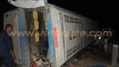 بالصور.. سوهاج تستيقظ على كارثة.. مصرع 8 أشخاص بينهم طفلان وإصابة 41 آخرين في حادث انقلاب أتوبيس.. 15 سيارة إسعاف لنقل الضحايا والمصابين.. مدير الأمن يتفقد موقع الحادث.. و«فيتو» تنشر أسماء ا