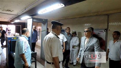 بالصور.. مدير شرطة النقل يتفقد محطات المترو في ذكرى 30 يونيو