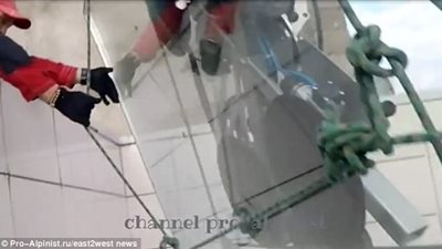 لحظة سقوط نافذة زجاجية من الطابق الـ47 (فيديو)