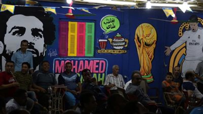 مقاهي شبرا كاملة العدد مع انطلاق مباراة ريـال مدريد وليفربول (صور)