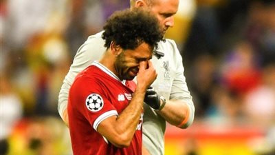 محمد صلاح يبكي بعد خروجه مصابا في نهائي أبطال أوروبا (فيديو)