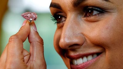 بالصور.. بيع ماسة وردية نادرة بأكثر من 31 مليون دولار