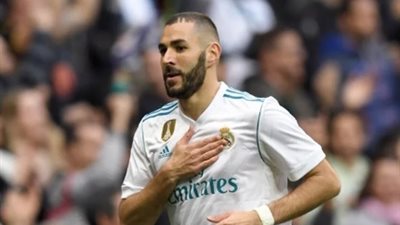 بنزيمة يستغل هدية حارس ليفربول ويتقدم بالهدف الأول للريال