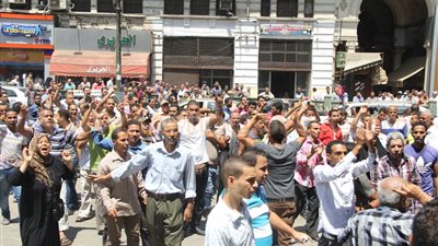 بالصور.. الباعة الجائلون يطالبون بلقاء النائب العام