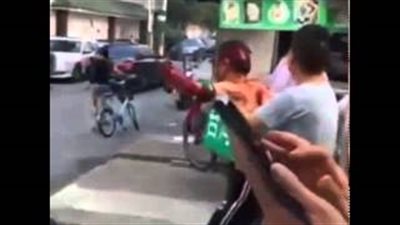 بالفيديو.. رجل يفقد يده بسبب انفجار ألعاب نارية