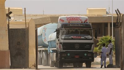 مصر ترسل 22 شاحنة وقود إلى غزة
