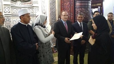 محافظ بني سويف يسلم شهادات «أمان» على 23 امرأة معيلة (صور)