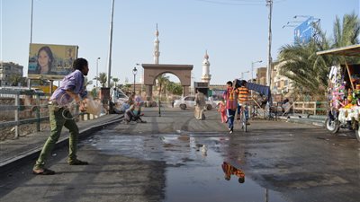 بالصور.. مهن تتحدي موجة الحر في قنا.. سائق: «فوطة مبلولة والف دماغي بيها عشان الحر»..عمال النظافة: « الشمس وحرارتها أهون من مد الايد وكسر الخاطر»..الباعة: نستظل بالشجر للاحتماء من 