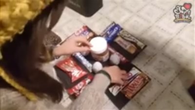 شاب يفاجئ حبيبته بصندوقين من الهدايا (فيديو)