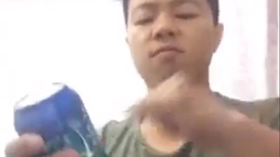 شاب يستعرض قوة يده بثقب عبوة مشروب بإصبعه (فيديو)