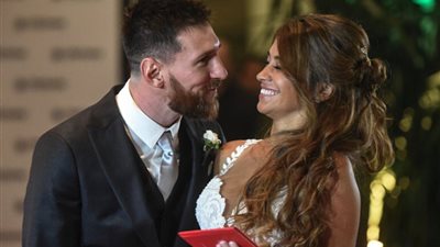 بالفيديو والصور.. ميسي يدخل القفص الذهبي.. البرغوث يتزوج صديقة الطفولة أنطونيلا.. نجوم برشلونة على رأس الحاضرين.. زجاجة نبيذ هدية المدعوين.. وقبلة ساخنة تشعل الحفل