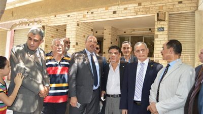 بالصور..وزير المالية يكرم عاملا رفض قبول رشوة لتهريب الماس بالمطار