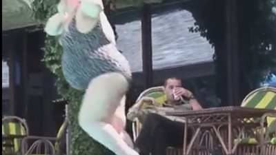 بالفيديو.. لحظة نزول امرأة بدينة حمام السباحة