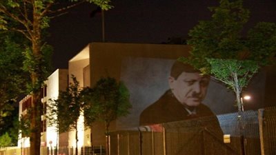 صورة لـ«أردوغان» بشارب «هتلر» على حائط سفارة تركيا ببرلين