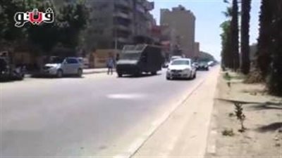 بالفيديو.. سيارات فض الشغب تمشط شارع الهرم