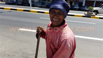 بالفيديو والصور.. «عم رجب» عامل نظافة بدرجة مناضل.. يتحدى الشمس لتربية أبنائه.. الابتسامة سلاحه لمواصلة العمل.. يؤكد: «لقمة العيش تجبرني على الصمود».. و«ضربة الشمس أهون من قرص