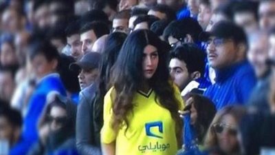 سعودي يطلق زوجته لحضورها لقاء الهلال والنصر