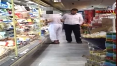 بالفيديو.. شاب يتجول بملابس «داخلية» بسوبر ماركت في الكويت