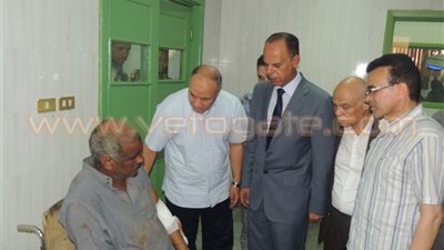 بالصور .. مدير أمن سوهاج يزور مصابي حادث انقلاب حافلة ركاب