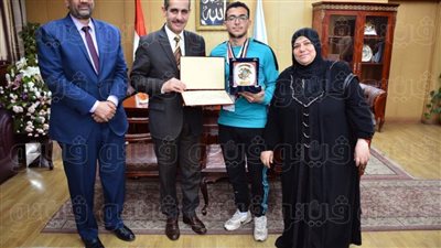 محافظ الغربية يكرم الفائز بالمركز الثاني في بطولة العالم لرفع الأثقال للمكفوفين