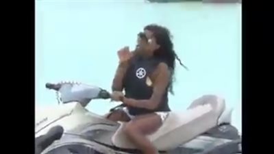 بالفيديو.. لحظة نجاة امرأة من الموت وإصابة أخرى بسبب «موتوسيكل بحر»