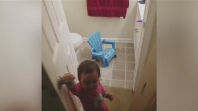 بالفيديو.. رد فعل طفلة فتحت والدتها باب الحمام عليها