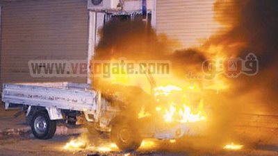 المتظاهرون يحرقون سيارة نقل للإخوان محملة بالحجارة
