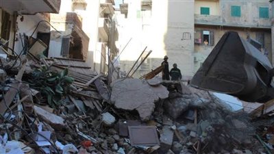 انتشال ربة منزل وطفليها أحياء من أسفل عقار منهار في بولاق أبو العلا