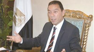 أستاذ جلدية يكشف عن مادة تقلل من التعرق