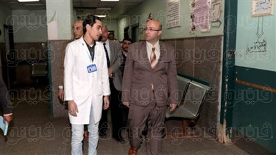 محافظ بني سويف يفاجئ مستشفى الواسطى ويحيل مسئولين للتحقيق