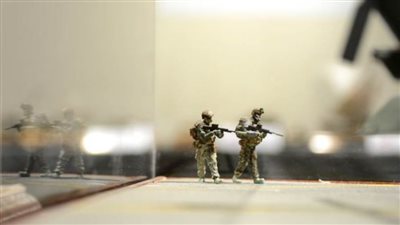 سيد فؤاد.. 15 عاما في صناعة مجسمات الطائرات الحربية (فيديو وصور)