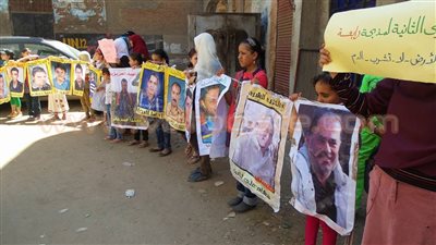 بالصور.. «الإرهابية» تستغل الأطفال في وقفاتها الاحتجاجية بالشرقية